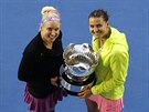 Lucie afáová (vpravo) s Bethanií Mattekovou-Sandsovou se radují z titulu z...