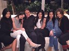 Bruce Jenner, jeho vlastní dcery Kendall a Kylie Jennerovy a nevlastní dcery...