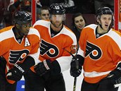 Wayne Simmonds, Nick Schultz a Petr Straka (zleva) slav gl Philadelphie.