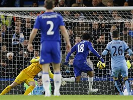 CHELSEA VS. CITY 1:0. Vimnte si mue s íslem 18, je jím domácí útoník Loic...