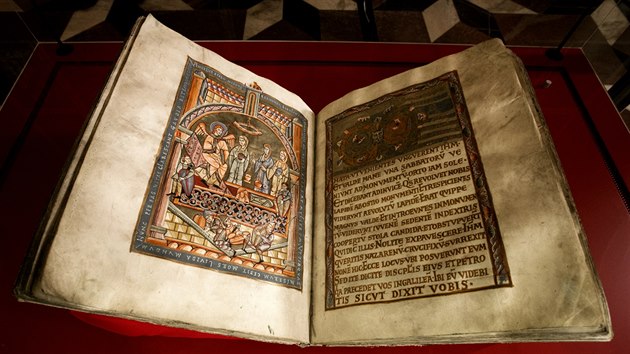 V Zrcadlov kapli Klementina si lid po tm pl stolet mohou prohldnout Vyehradsk kodex (31. ledna 2015)