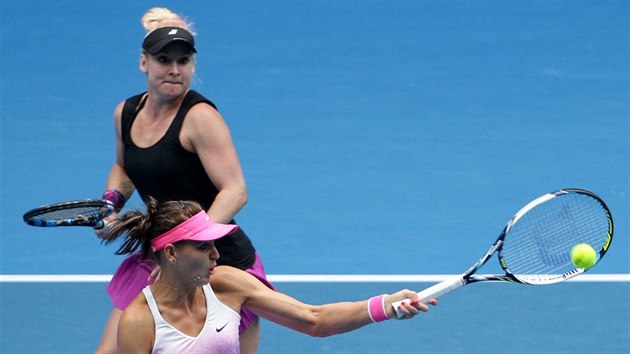 Lucie afov odehrv mek na stranu soupeek ve finle Australian Open. Sleduje ji spoluhrka Bethanie Mattekov-Sandsov.