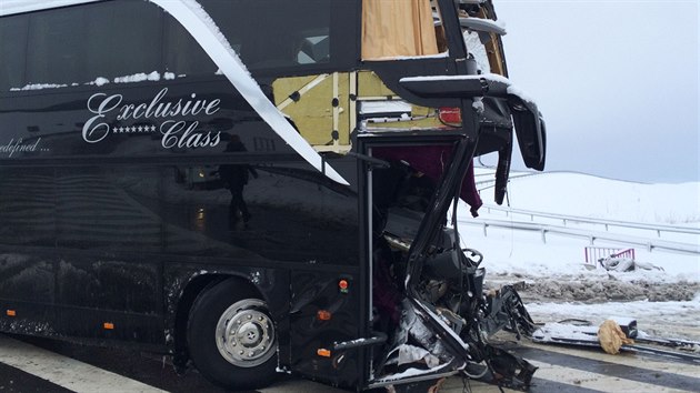 esk autobus havaroval na dlninm sjezdu u obce Spisk tvrtok v okrese Levoa na Slovensku. Pi nehod zemely dv eny (31. ledna 2015).