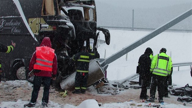 esk autobus havaroval na dlninm sjezdu u obce Spisk tvrtok v okrese Levoa na Slovensku. Pi nehod zemely dv eny (31. ledna 2015).