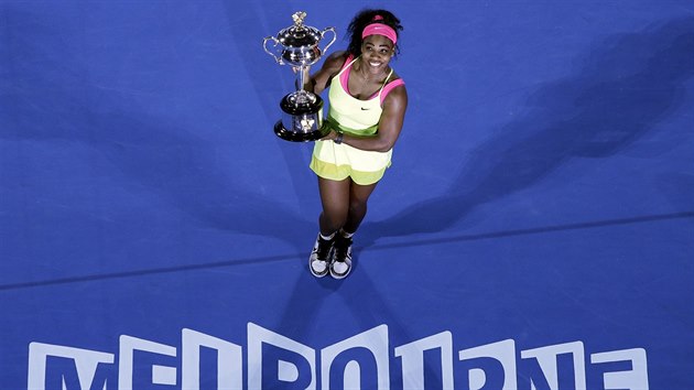 Serena Williamsov s trofej pro vtzku Australian Open.