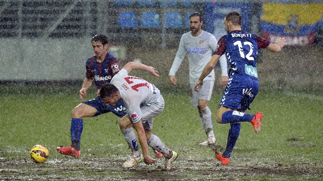 T̎K PODMNKY. Prbh zpasu panlsk ligy Atletico Madrid vs. Eibar zkomplikovalo poas. Proto tak fotbalist bojovali na tkm ternu.