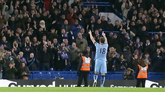 OVACE PO ZPASE. Frank Lampard tlesk fanoukm Chelsea po utkn s Manchesterem City.