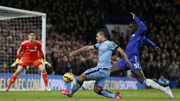 SOUBOJ NEJLEPCH. Fotbalov Anglie zaila duel dvou nejlepch tm: vedouc Chelsea a druhho Manchesteru City. Zpas pinesl dva gly, v konenm soutu remzu 1:1, emoce, gesta i siln pbh Franka Lamparda...