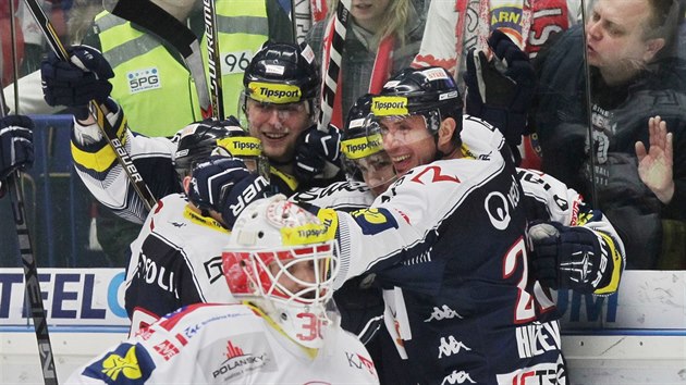 Hokejisté Vítkovic se radují po gólu proti Tinci.