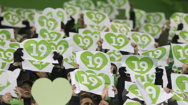 Fanouci Wolfsburgu vzpomnaj na tragicky zesnulho Juniora Malandu.