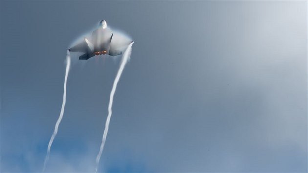 F-22 Raptor provádí vzdušné manévry na cvičení Thunder Open House (25. července 2014).