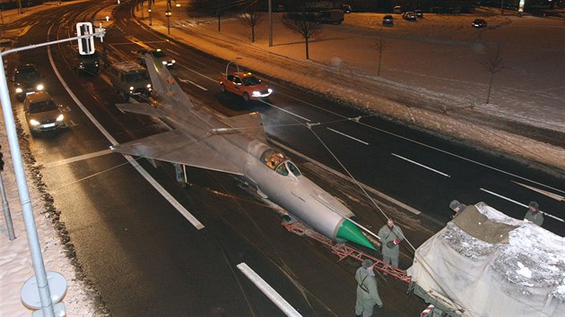 Z olomouckho leteckho muzea lecho na kraji msta se noci do centra pesouvala sthaka MiG-21. Dvodem je nov vstava.