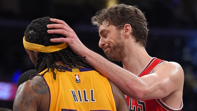 Pau Gasol z Chicaga gratuluje k výhe Jordanu Hillovi, svému bývalému...