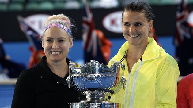 Lucie afov (vpravo) a Bethanie Mattekov-Sandsov s pohrem pro vtzky deblu na Australian Open.