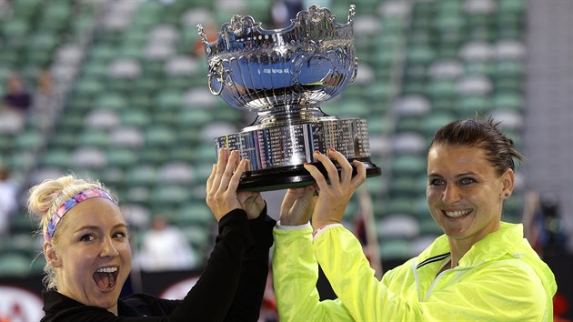 Lucie afov (vpravo) a Bethanie Mattekov-Sandsov s pohrem pro vtzky deblu na Australian Open.