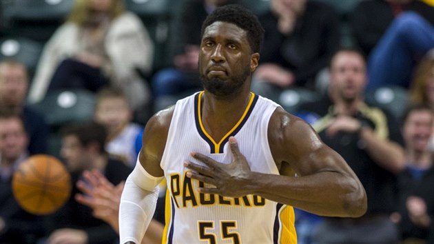 Roy Hibbert z Indiany oslavuje svou trefu.