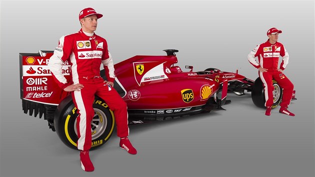 Kimi Rikknen (vlevo) a Sebastian Vettel ped vozem ferrari pro sezonu 2015.
