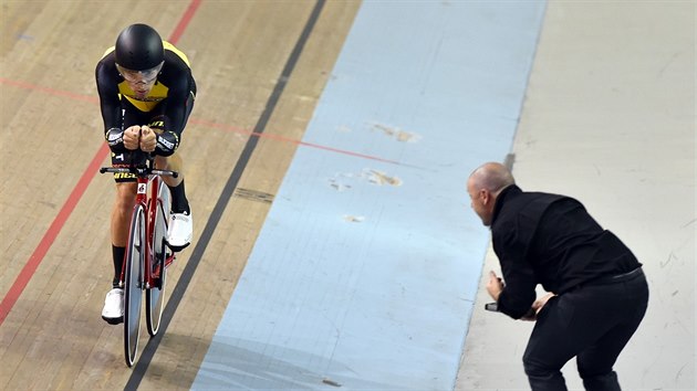 Australsk cyklista Jack Bobridge bhem nespnho pokusu o pekonn rekordu v hodinovce, pobz ho trenr Tim Decker.