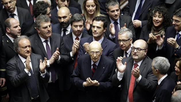 Giorgio Napolitano (ve spodn ad uprosted) tlesk  zvolen svho nstupce Sergia Mattarelly (31. ledna 2015).