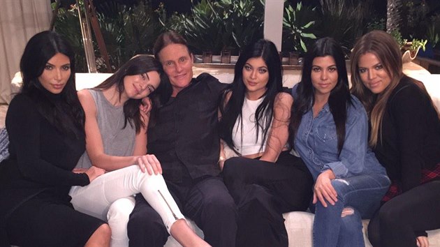 Bruce Jenner, jeho vlastn dcery Kendall a Kylie Jennerovy a nevlastn dcery Kim, Klo a  Kourtney Kardashianovy (Los Angeles, 15. ledna 2015)