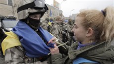Kyjev. Ukrajintí vojáci se ped odchodem do války louí se svými blízkými....