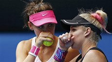 PORADA. Lucie afáová a Bethanie Mattekková-Sandsová se radí ve finále...