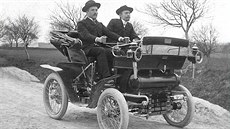 Císa�ský a královský geometr Josef Dejmek za �ídítky (tehdy je�t� ne�lo o...