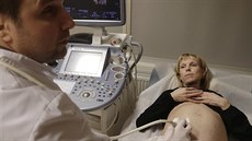 Léka vyetuje thotnou enu pomocí ultrazvuku. Firma Wolfprint 3D pak na...