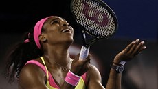 PRO? Serena WIlliamsová po zkaeném úderu ve finále Australian Open.