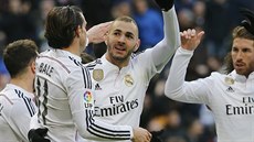 Fotbalisté Realu Madrid oslavují gól, který vstelil Karim Benzema.