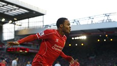 Raheem Sterling z Liverpoolu se raduje ze svého gólu.