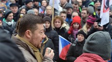 �éf sn�movního hnutí Úsvit Tomio Okamura hovo�í k ú�astník�m protiislámské...