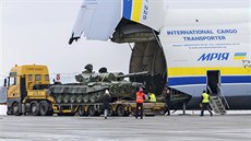 Nakládání českých tanků T-72 M1 do obřího letounu An-225. (26. ledna 2015)
