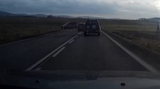 Bezohledný �idi� zavinil nehodu.