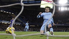 CHELSEA VS. CITY 1:1. B�í 45. minuta prvního polo�asu a David Silva ve skluzu...