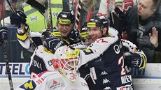 Hokejisté Vítkovic se radují po gólu proti Třinci.