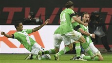 Fotbalisté Wolfsburgu slaví gól proti Bayernu Mnichov.