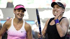 Lucie Šafářová (vlevo) a Bethanie Matteková-Sandsová si došly pro deblový titul...