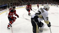 Patric Hornqvist z Pittsburghu si kontroluje puk, cestu k brance mu blokují...