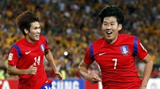 Son Hung-min (7) z Jiní Koreje se raduje ze svého vyrovnání proti Austrálii.