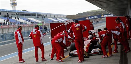 V péi mechanik je pi testování v Jerezu nováek v barvách Ferrari Sebastian...