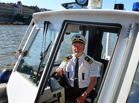 Kapitán eskoslovenské námoní plavby na lodi Karlovy Vary Karel Zeman.