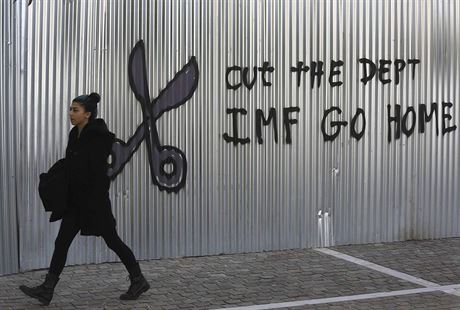 Atény ped volbami pokryly rzné nápisy namíené proti úsporným opatením po...