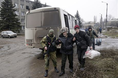 Staec z vchodoukrajinskho msta Debalceve s pomoc nastupuje do autobusu...