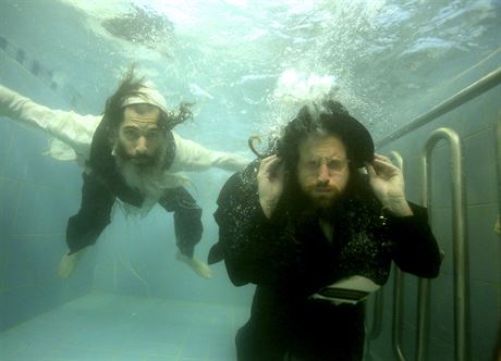 Izraelský reisér Ori Gruder (vlevo) a rabín Jisrael Aharon Ickovi&#269; plavou...