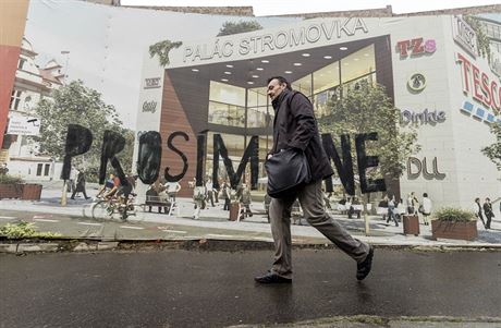 Lidé z Prahy 7 protestovali proti výstavb nového obchodního centra ve...