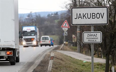 Pvodní umístní cedulí na znakách oznaujících zaátek obce. Tabulky se zákazem podomního prodeje musely obce pesunout.