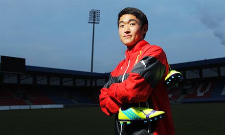 Osmnáctiletý Che Bong Hyun pózuje na stadionu v plzeských truncových sadech.