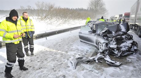 Na nehodách mladých idi nehodách se nejastji podepisují vysoká rychlost, ignorace pravidel silniního provozu, nedostatek zkueností, podcenní nebezpeí a naopak pecenní vlastních schopností. Ilustraní foto