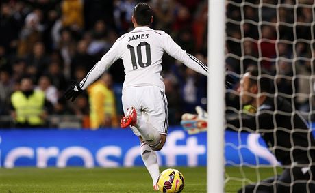 James Rodríguez z Realu Madrid slaví trefu proti Seville.